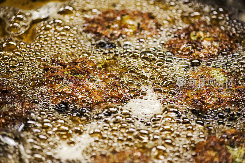 特写蔬菜肉丸(mucver)煮在热油