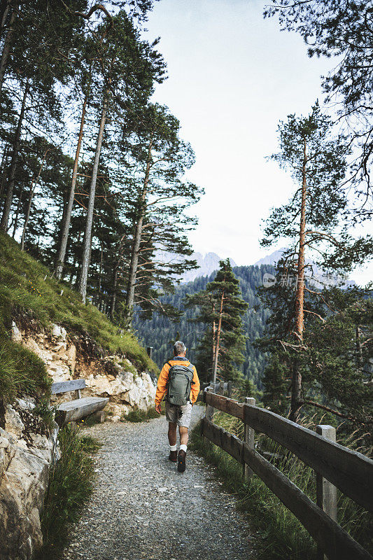 老人在山林中徒步旅行