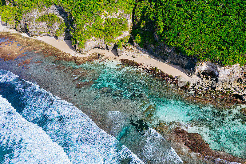 巴厘岛-从上面看海滩。空中无人机拍摄的