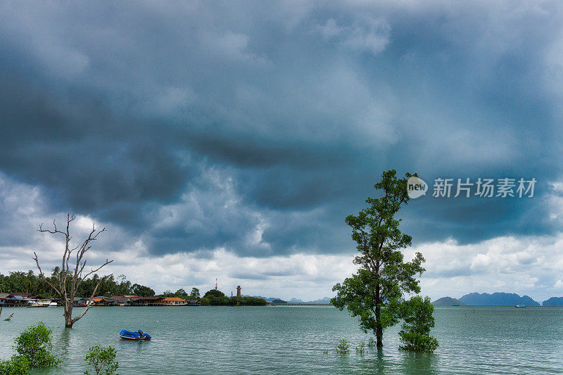 泰国甲米兰塔的暴风雨天空