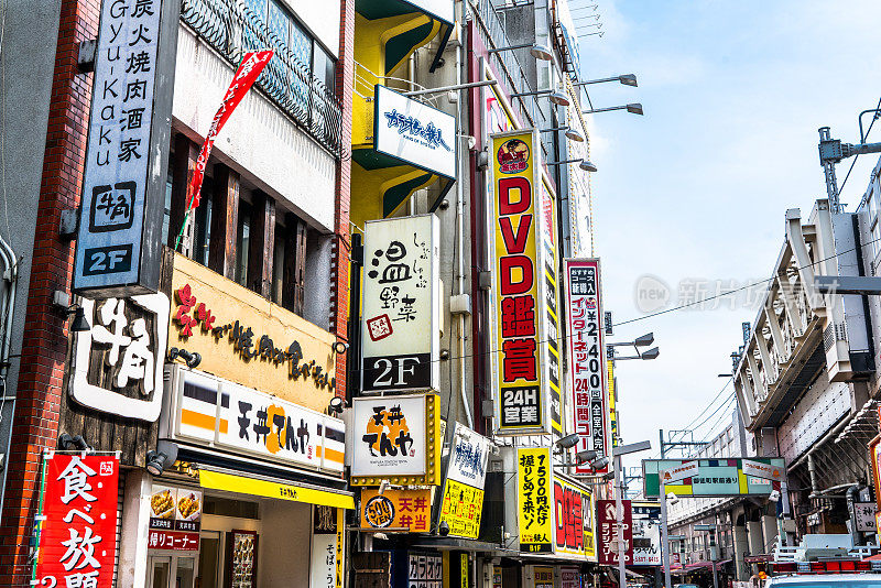 东京城市生活的街道和小巷在新桥