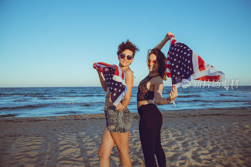 在海滩上挥舞着美国国旗