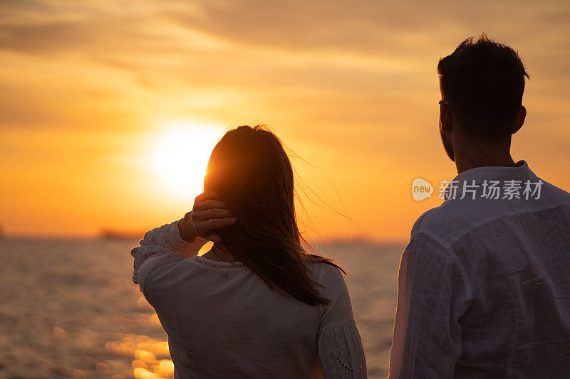 浪漫的情侣欣赏日落