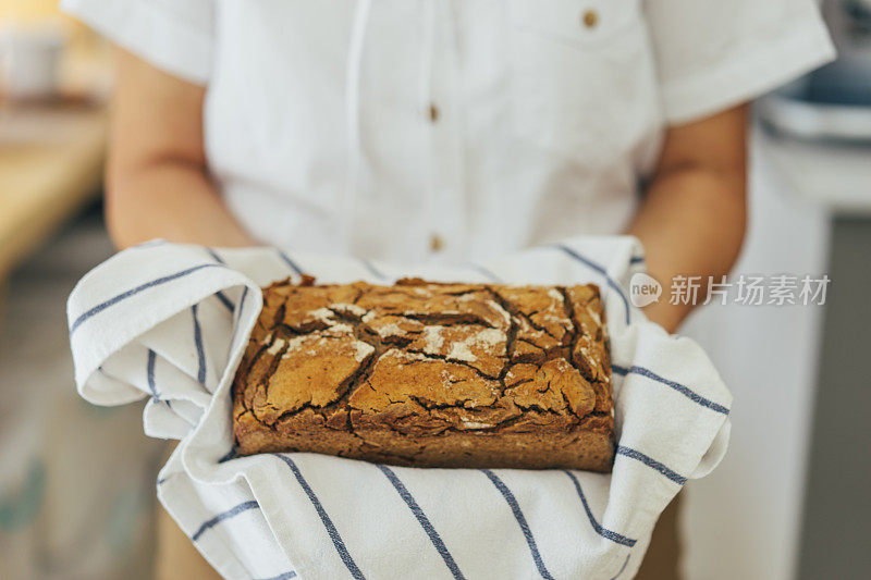 女士展示无谷蛋白手工面包