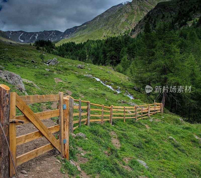 Vernagt湖边的群山