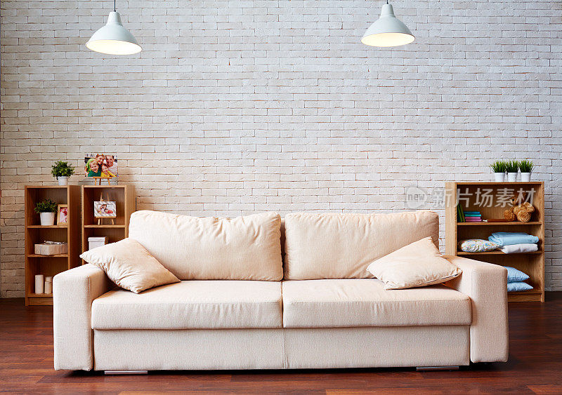 舒适的沙发在明亮的客厅