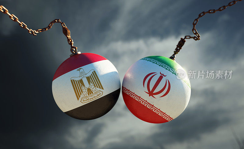 破坏球纹理与埃及和伊朗国旗在黑暗的暴风雨天空