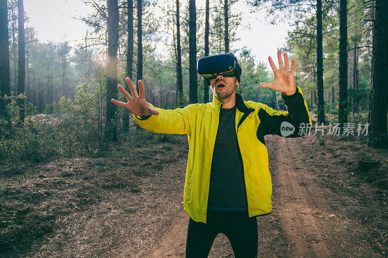 戴着虚拟现实眼镜的年轻人进入森林