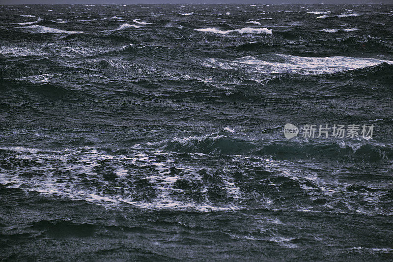 六月的暴风雨中，康沃尔的纽基湾海面波涛汹涌。