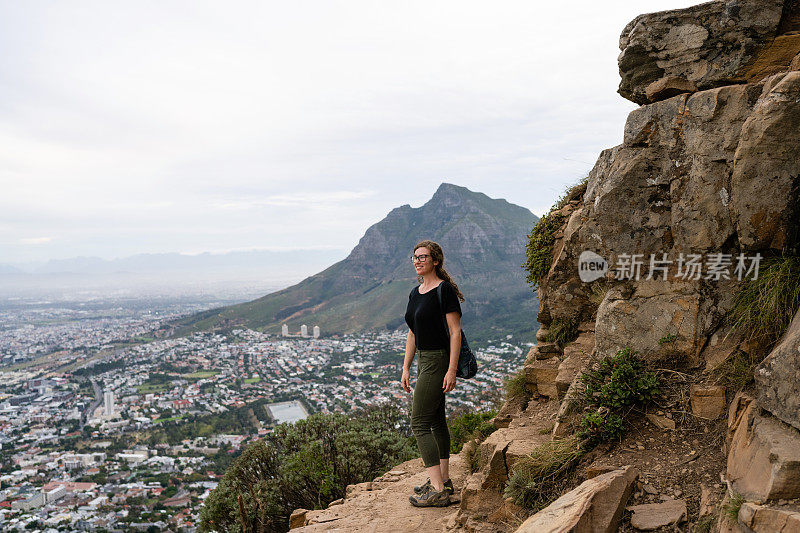 在南非开普敦徒步徒步狮头的妇女
