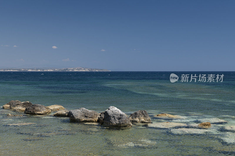 位于爱琴海的希腊岛屿的岩岸