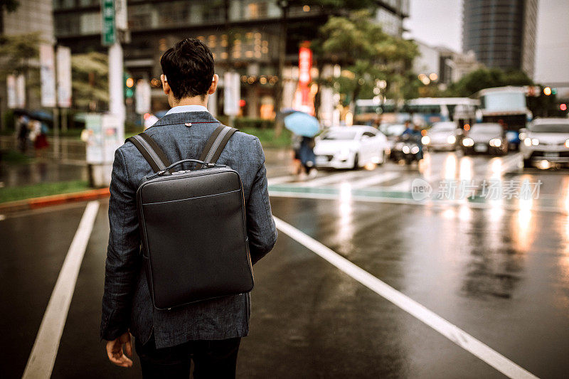 在雨天走在街上