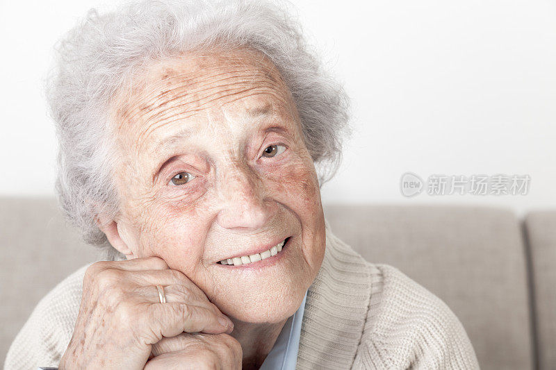 画像年长女性，90多岁