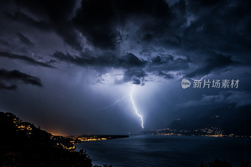 瑞士提契诺马焦雷湖上空有强雷暴和闪电