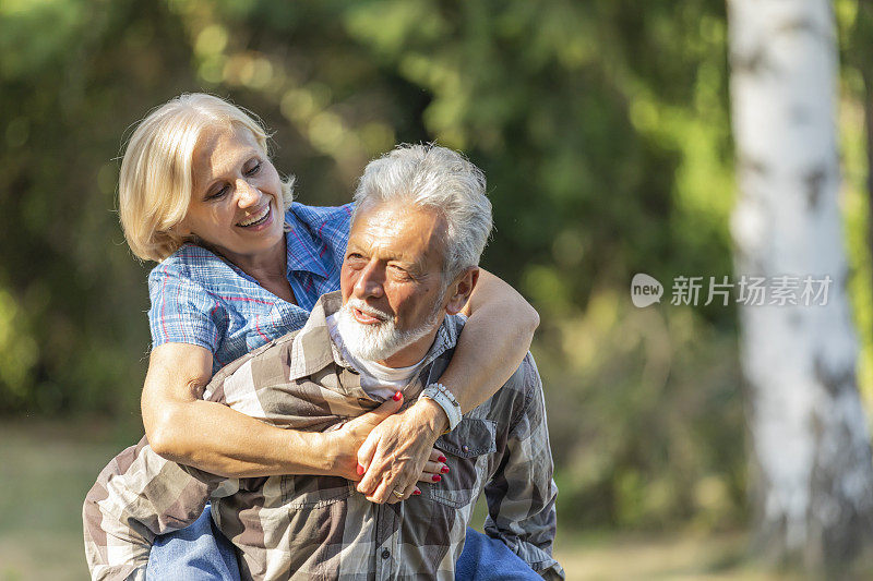 骑马的老夫妇