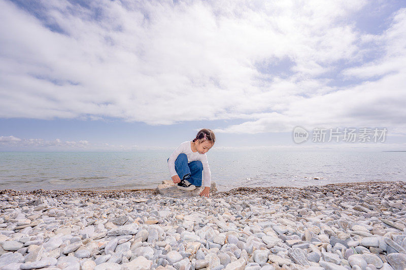 一个小女孩在湖边玩耍