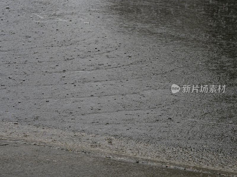 俄勒冈州街道上的暴雨