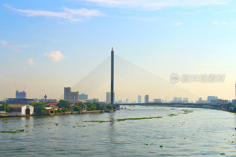 湄南河上的拉玛8桥在早晨的光线下。
