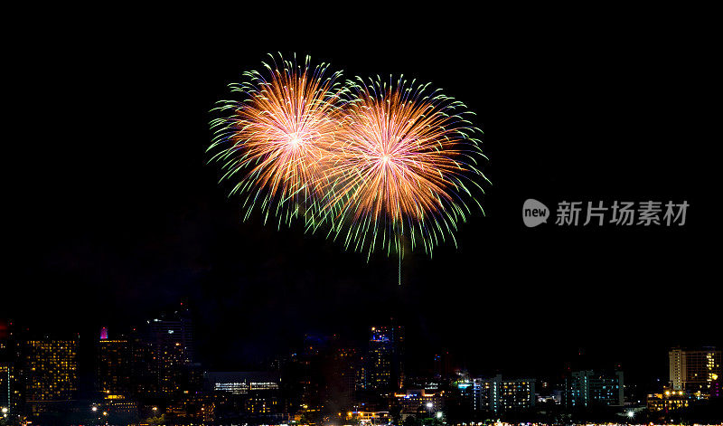 新年焰火在夜晚的城市上空绽放。节日庆祝的节日