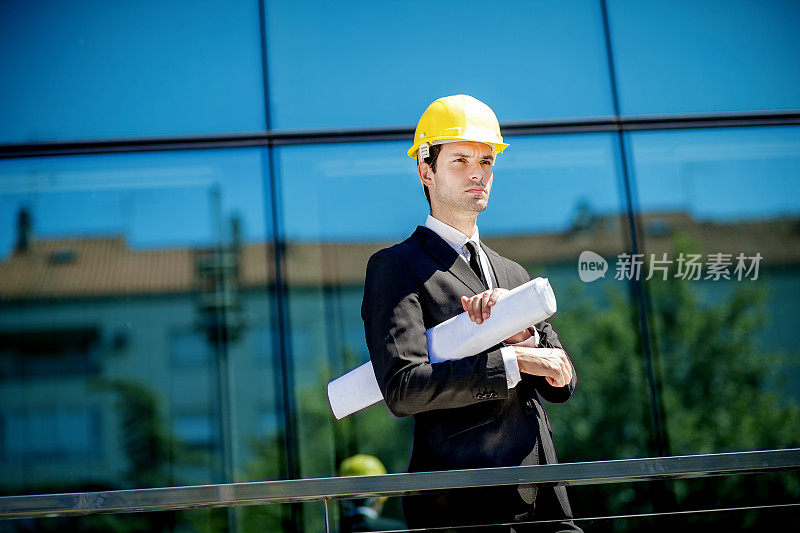 建筑师在室外分析设计图