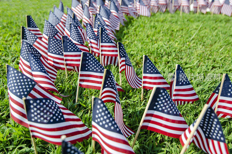 美国国旗被放置在地上以纪念911事件的受害者。