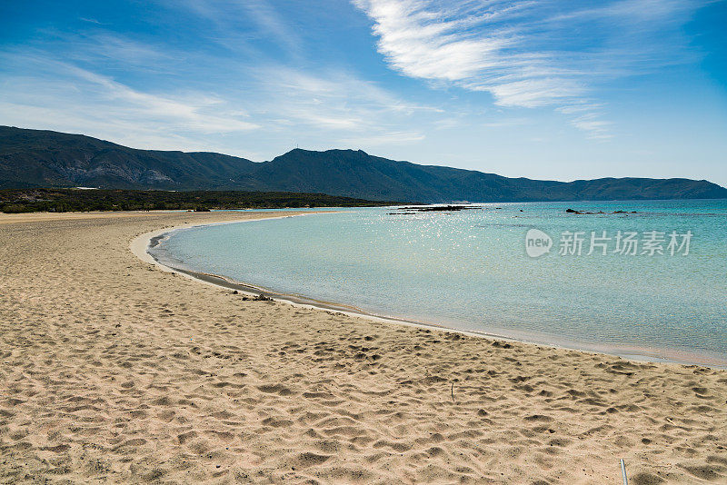 希腊岛上田园般的沙滩-埃拉福尼斯海滩