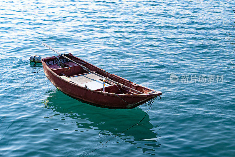 船停泊在海滩上