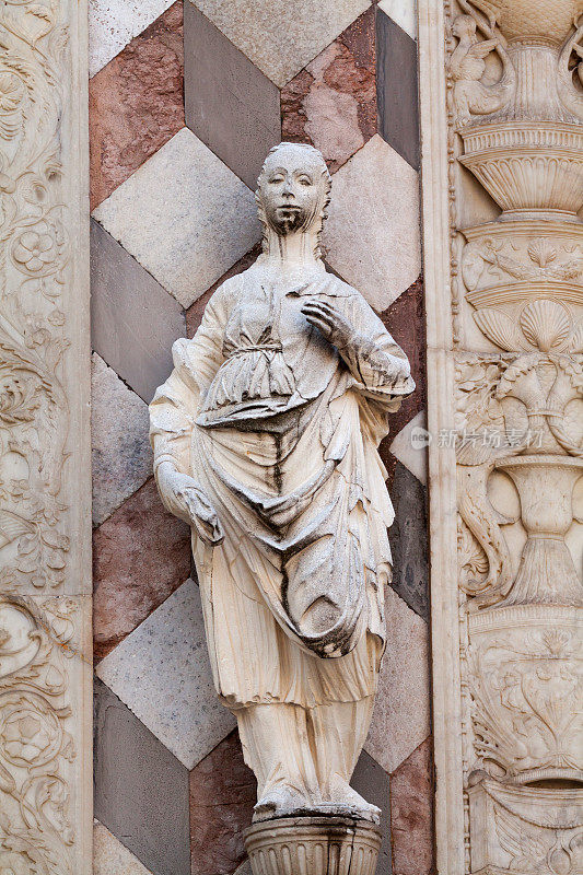 位于贝加莫的圣玛丽亚马乔里大教堂正面的雕像