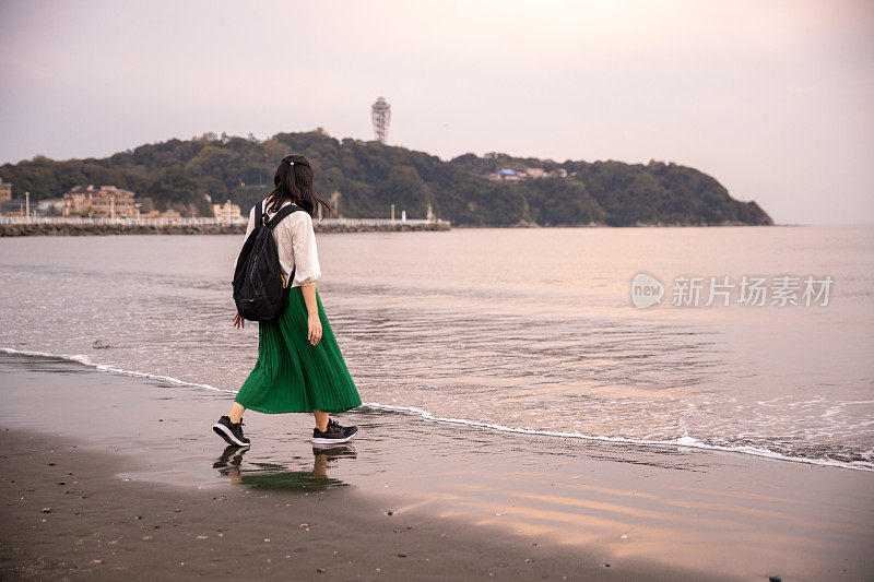 女人走近了大海