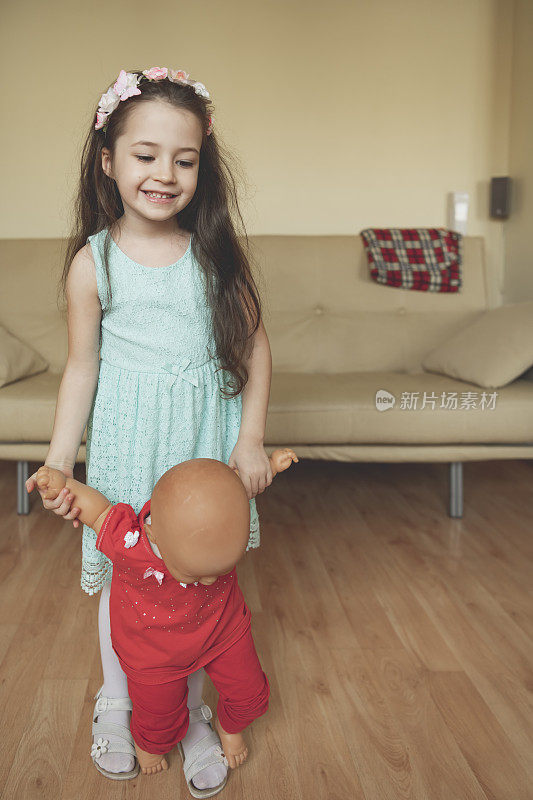 小女孩在玩洋娃娃