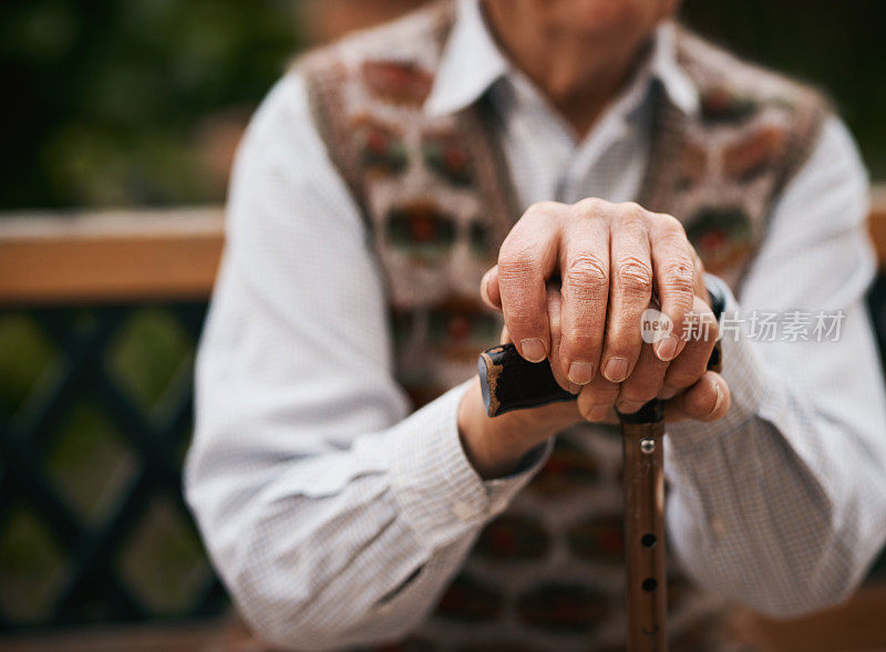 没有手杖，我哪儿都不去