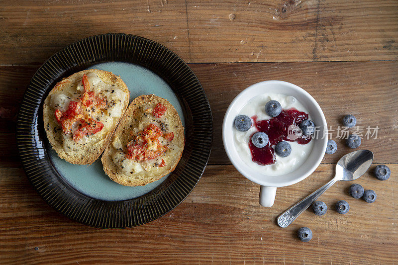 自制早餐:番茄鱼吐司和蓝莓酸奶