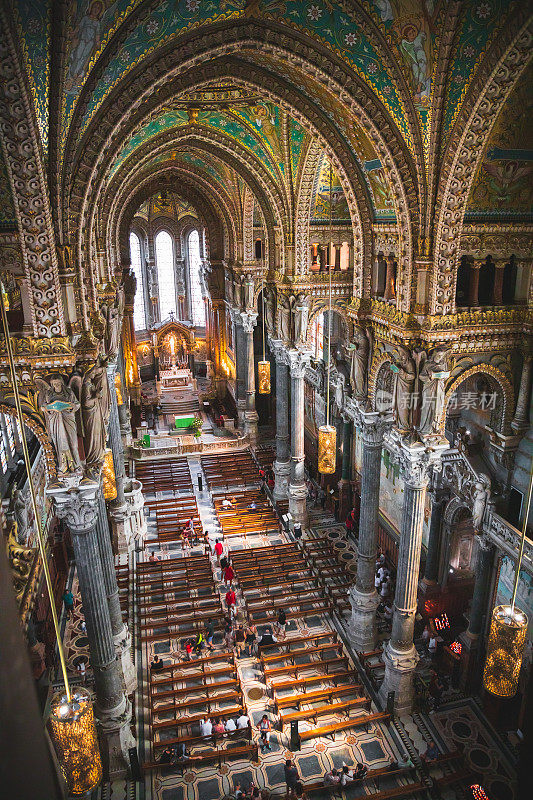 从法国里昂市福维耶圣母院华丽的金色中殿内鸟瞰图