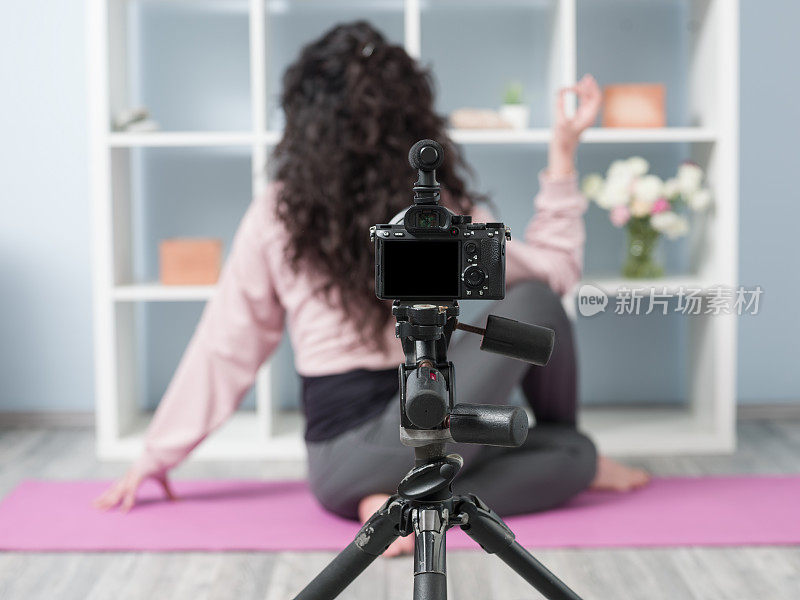 成年女性影响者在社交媒体上教授瑜伽练习