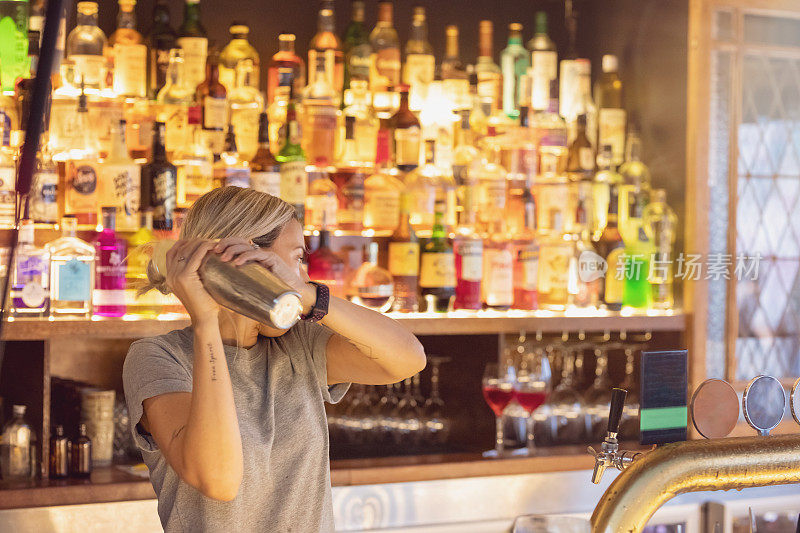 女调酒师调制鸡尾酒