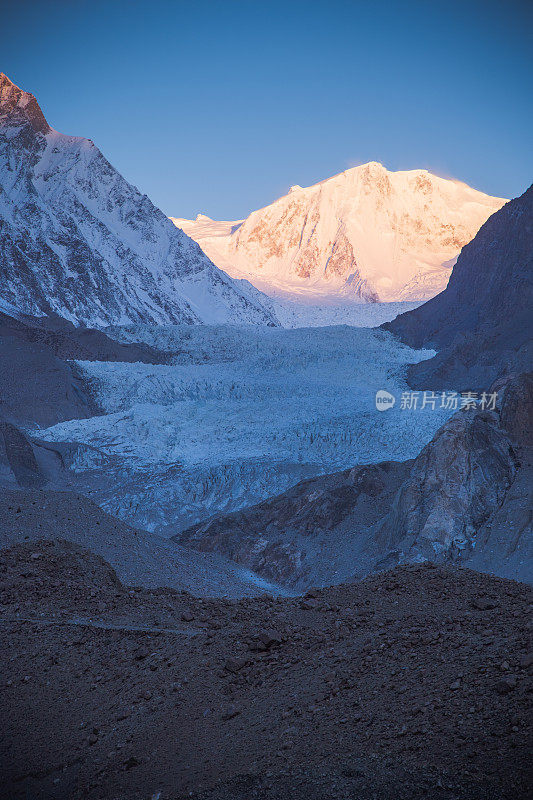 自然风景沿着喀喇昆仑山在罕萨山谷与樱花盛开的秋天巴基斯坦