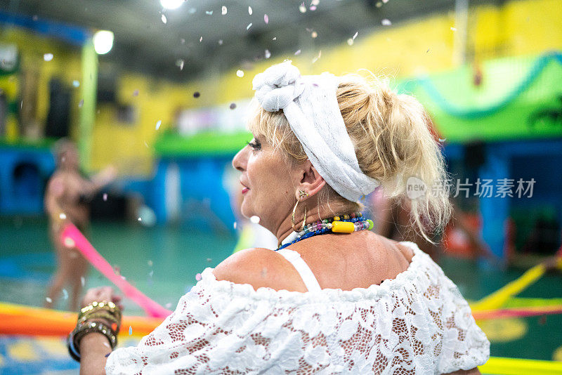 Baiana(传统的东北巴西妇女)庆祝和跳舞的巴西狂欢节在学校的狂欢节