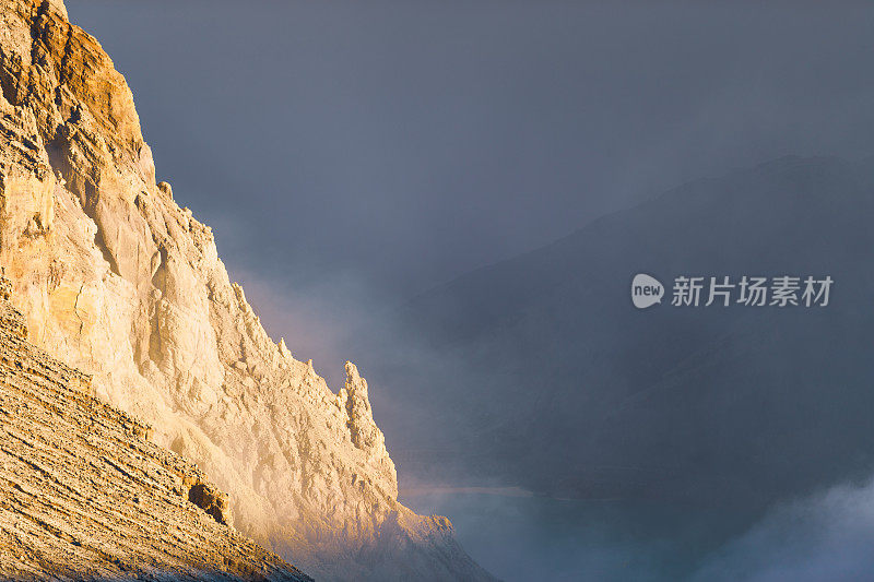 硫磺湖和冒烟的矿山山早上在卡瓦伊真火山印度尼西亚东爪哇