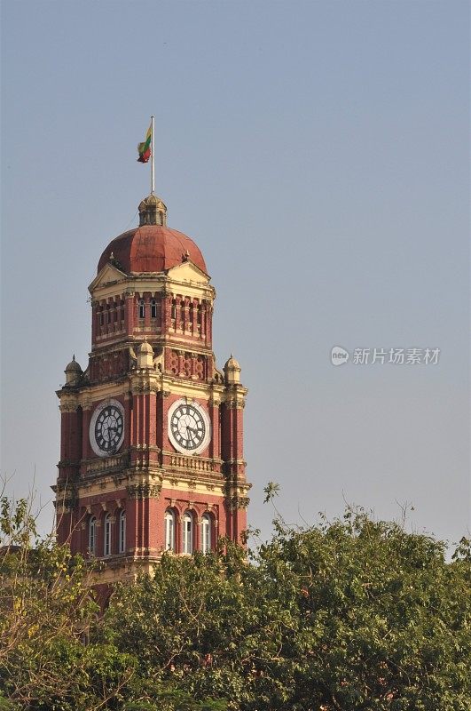 缅甸仰光市中心的最高法院大楼钟楼