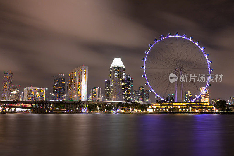 夜景映照着新加坡城市天际线的湖泊