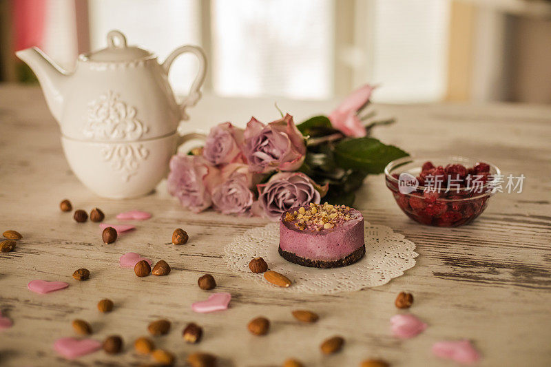 茶，蛋糕和一束鲜花在情人节或纪念日