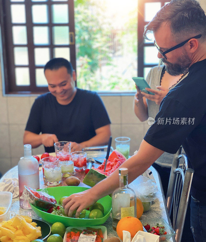 周末与家人共进午餐，美味的墨西哥feijoada配凯匹林亚鸡尾酒。