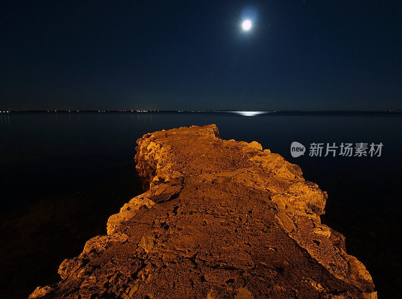 月光洒在平静的海面上