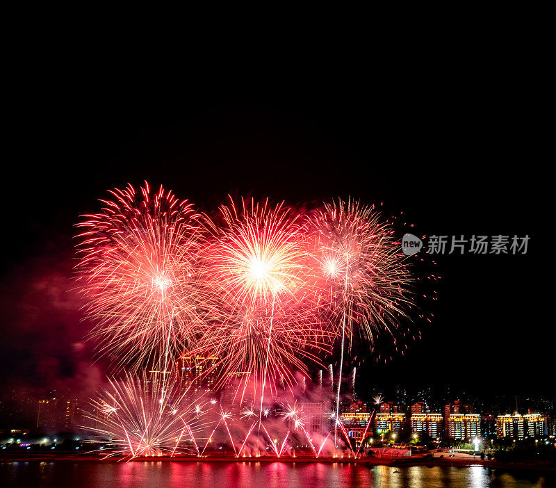 烟花在城市夜空中绽放