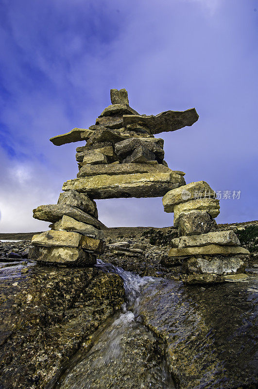 加拿大;加拿大北极地区;萨默塞特岛的Inukshuk标记;努勒维特