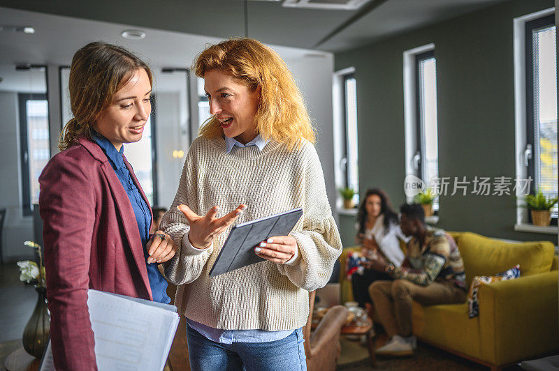 白人商业女性交换想法