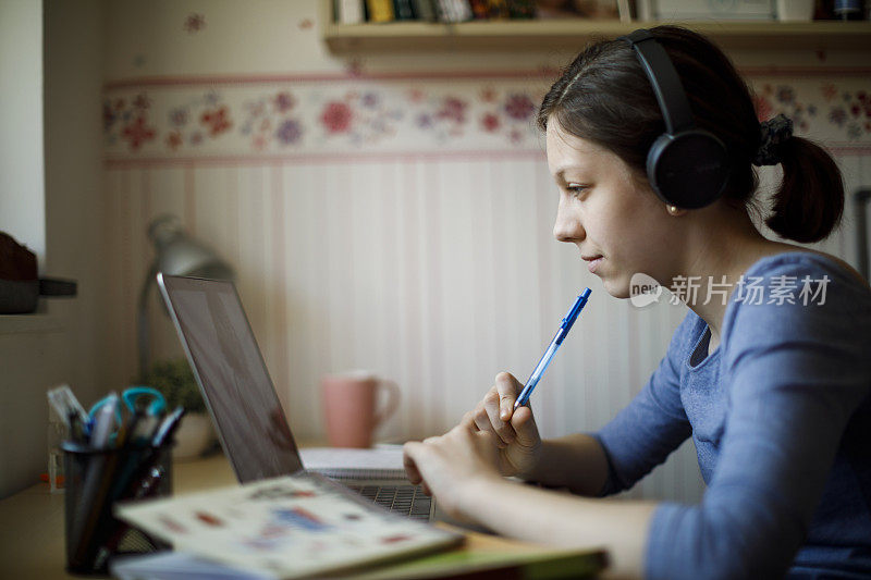 十几岁的女孩在家里学习在线视频课程