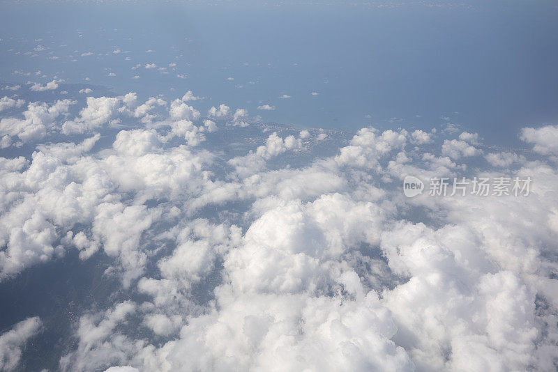 上空的黑海海岸鸟瞰图。