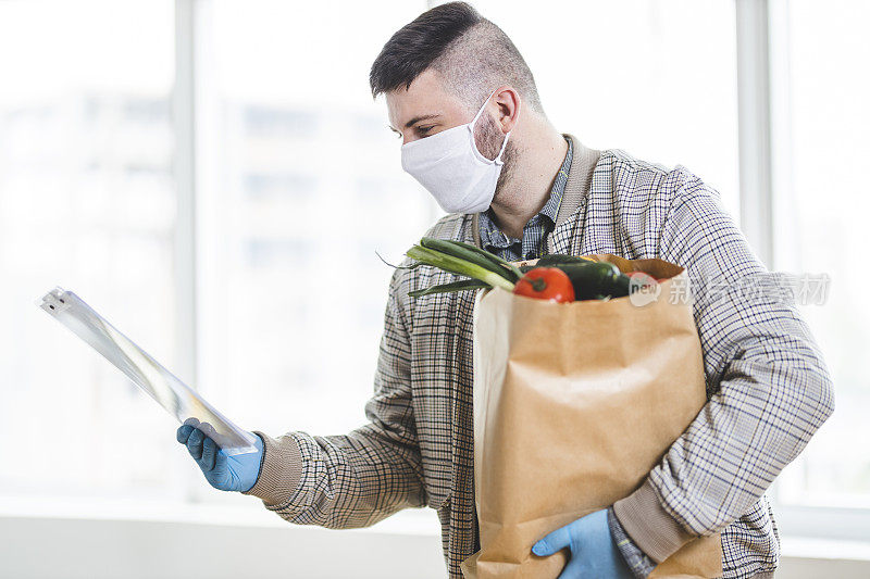 在流感大流行期间，志愿者携带食品杂货