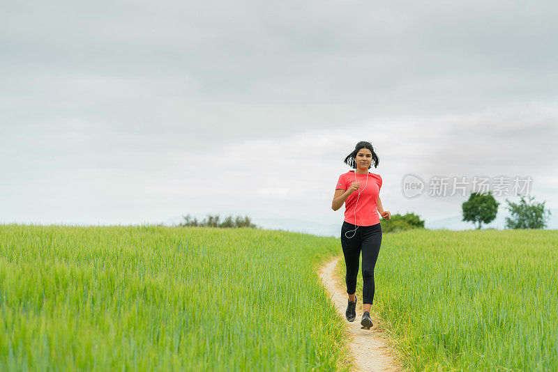 春天在户外慢跑的女人